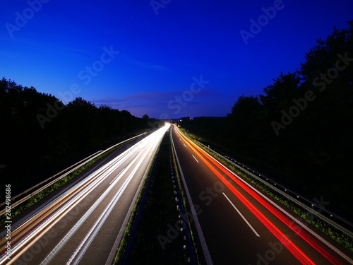 Verkehr auf der B30 von der Autobahnbrücke in Achstetten © KK imaging