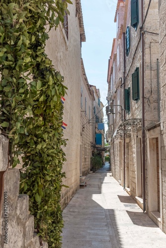 Fototapeta Naklejka Na Ścianę i Meble -  Trogir with narrow street