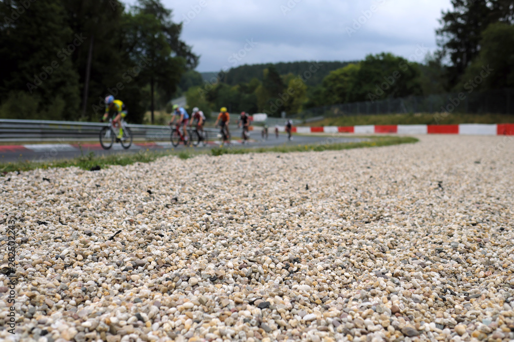 Radrennfahrer beim Radsport-Festival auf dem legendären Nürburgring im Streckenabschnitt Pflanzgarten auf der Nordschleife - Stockfoto Radrennfahrer beim Radsport-Festival auf dem legendären Nürburgring im Streckenabschnitt Pflanzgarten auf der Nordschleife - Stockfoto