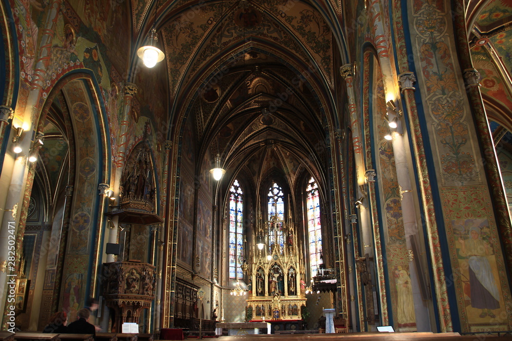 Interieur de l'Eglise du cimetière de Vysehrad /Prague rép Tchèque Interieur de l'Eglise du cimetière de Vysehrad /Prague rép Tchèque