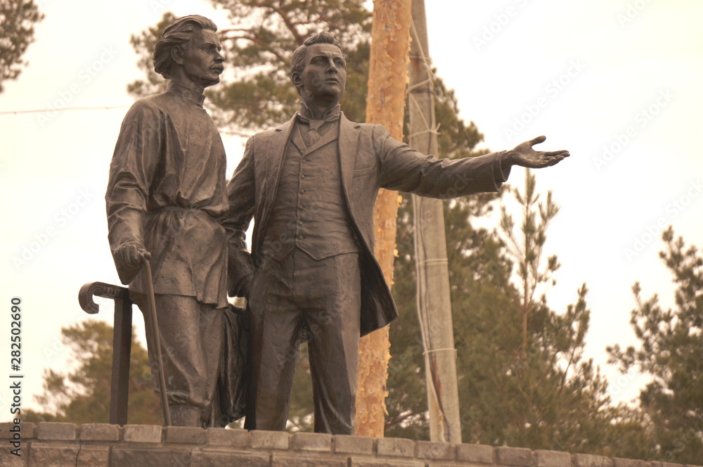 Fototapeta premium statue of man in park