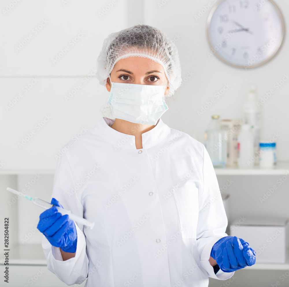 Fototapeta premium Nurse making injection