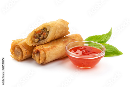 Photo Fried Chinese Traditional Spring rolls with sweet chili sauce, isolated on white
