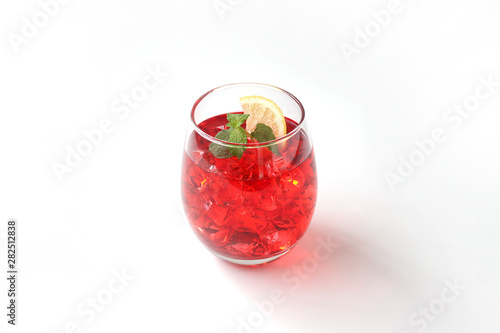 氷を入れた アイスティー 紅茶 赤い飲み物 グラス 白背景