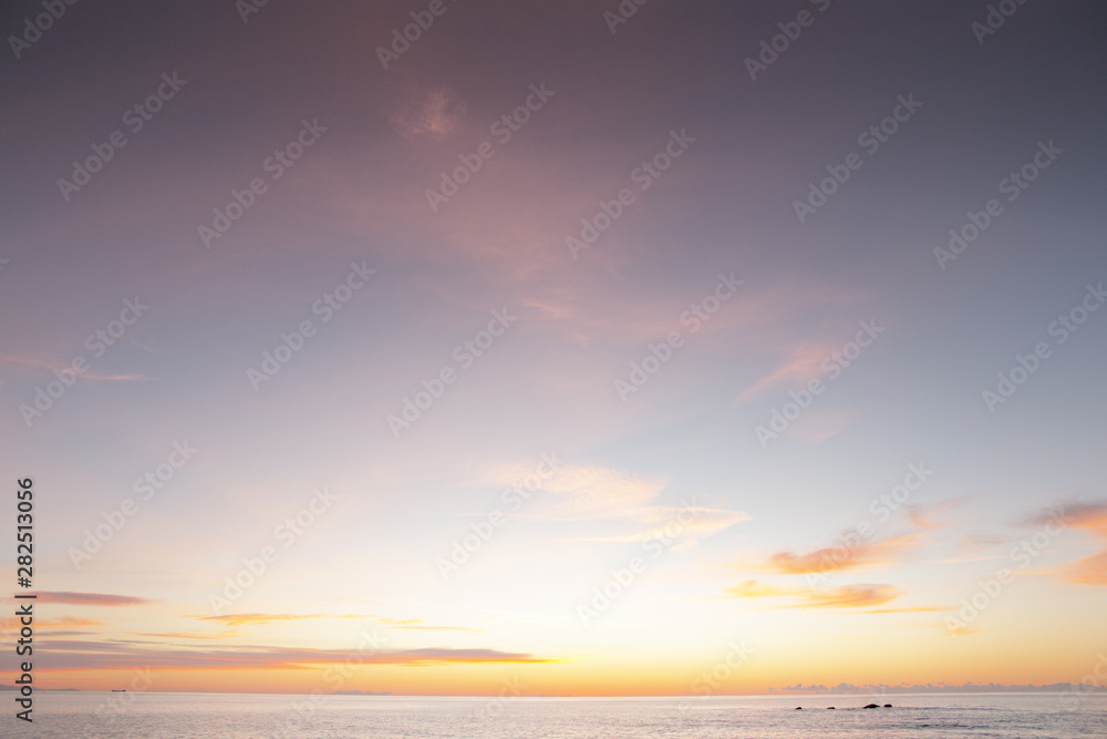 Naklejka premium sun coming up over the sea