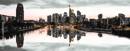 Obraz Panoramiczny widok z lotu ptaka wysokiej rozdzielczości Frankfurt, Niemcy po zachodzie słońca.