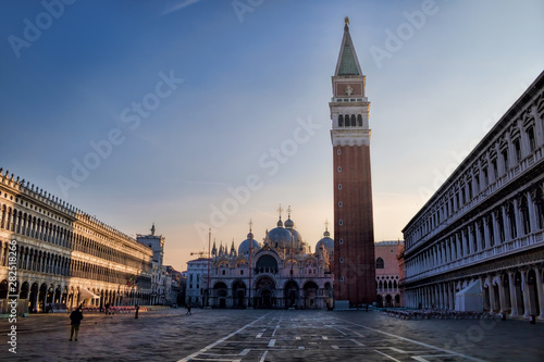 menschenleerer markusplatz am frühen morgen in venedig, italien © ArTo