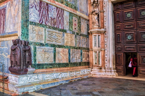 porta della carta zum palazzo ducale mit den antiken tetrarchen im vordergrund in venedig, italien photo