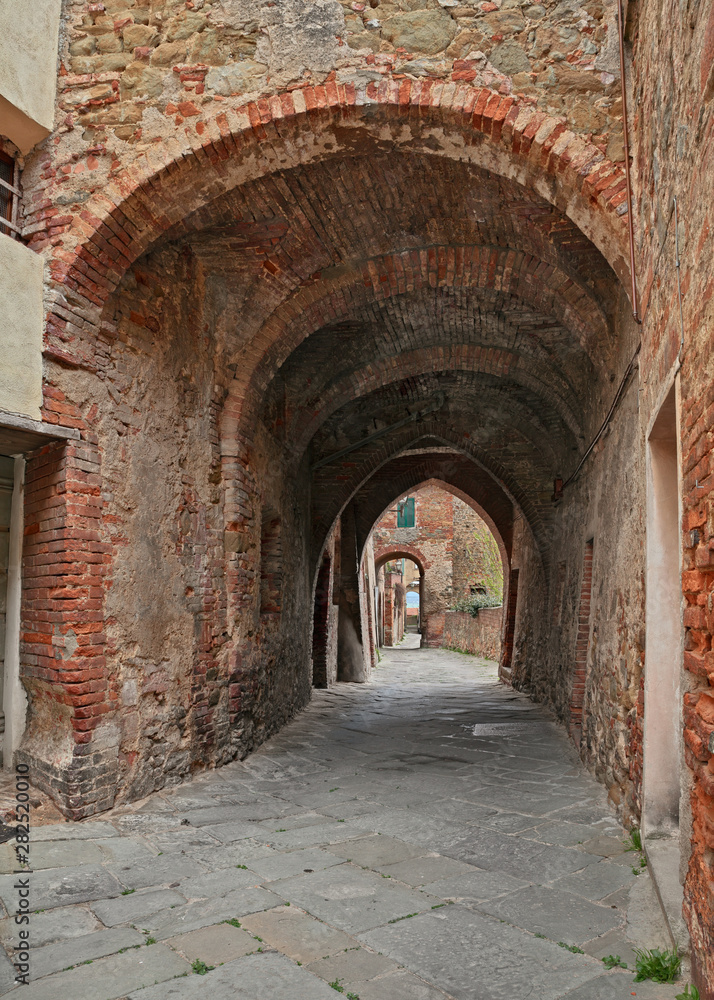 Sinalunga, Siena, Tuscany, Italy: ancient alley in the old town