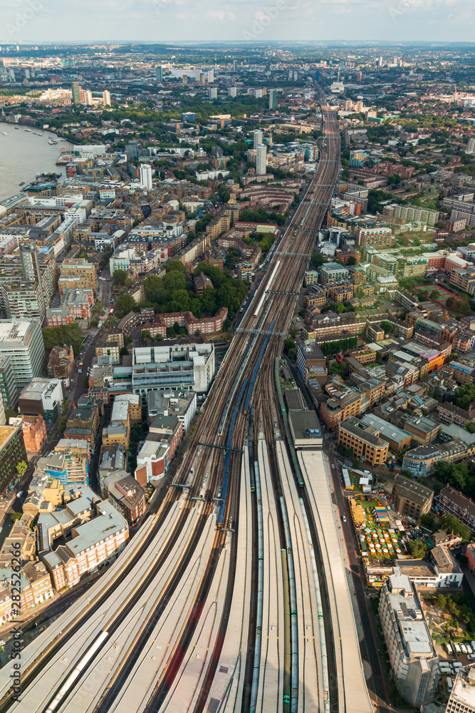 Fototapeta premium London Skyline Train Tracks