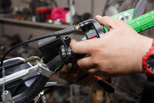 The master installs the plastic protection, as well as the clutch of the motorcycle.