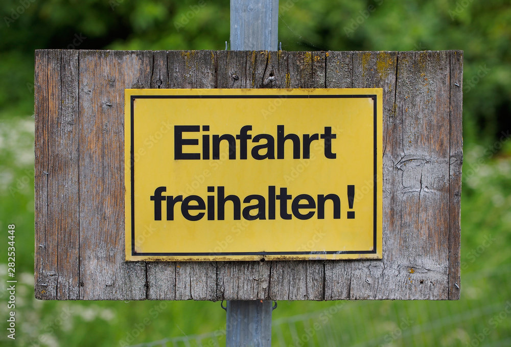 Fototapeta premium Einfahrt freihalten! - Warnschild gegen Parksünder