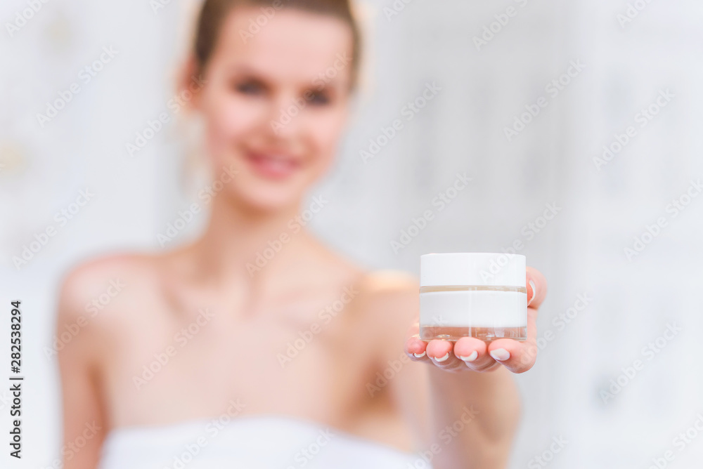 Φωτογραφία Woman holds a organic natural cream in her hand to moisturize her skin and wrinkle from impurities