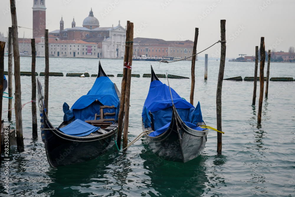 Gondolas en muelle de Venecia paisaje dia exterior nublado agua