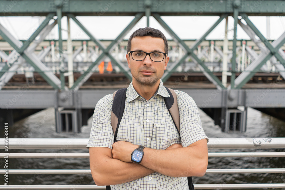 Fototapeta premium Traveler man in the city