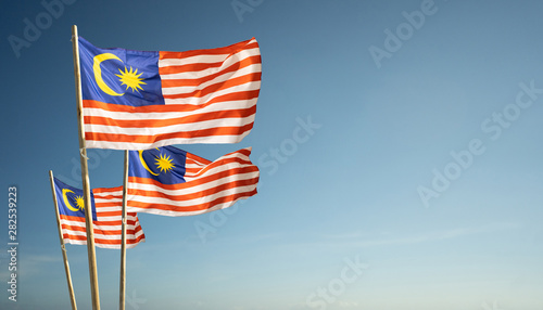 Quadro su tela malaysia flags under blue sky independence day concept