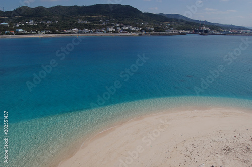 エメラルドグリーンの海と白い砂浜の対岸に島