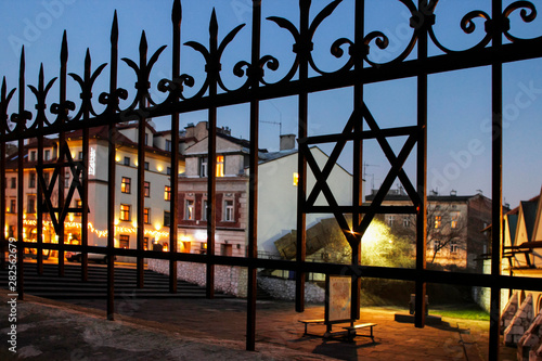 Tableau sur toile KRAKOW, POLAND - SEPTEMBER 12, 2016: Kazimierz, former jewish quarter of Krakow seen through the iron fence decorated with jewish star