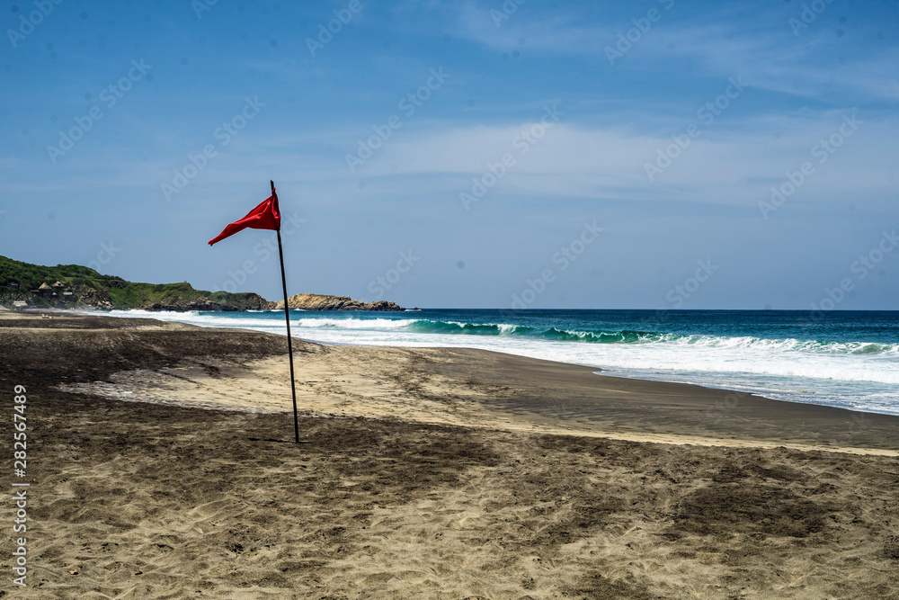bandera roja en la playa