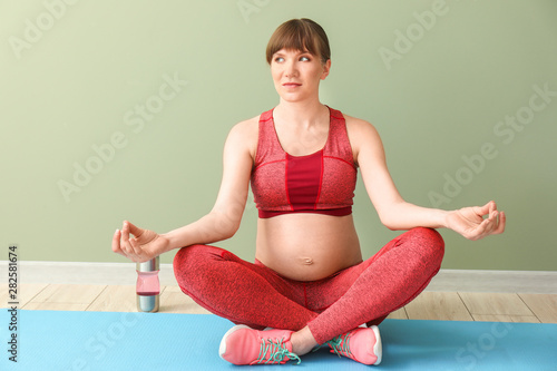 Beautiful pregnant woman pr...