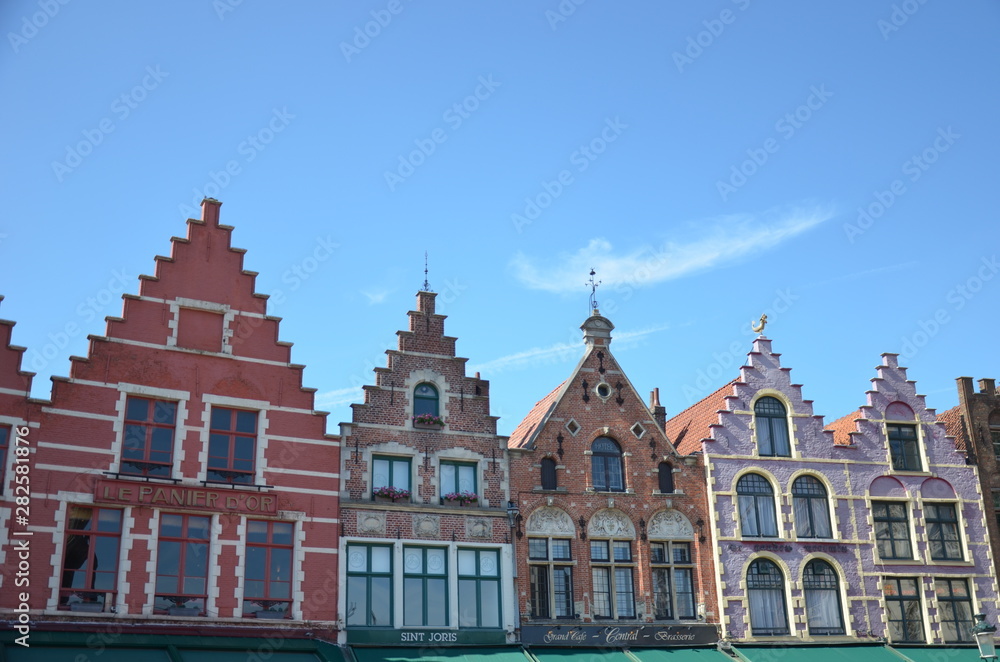 Fototapeta premium Grand Place de Bruges - maisons à pignons étagés typiques