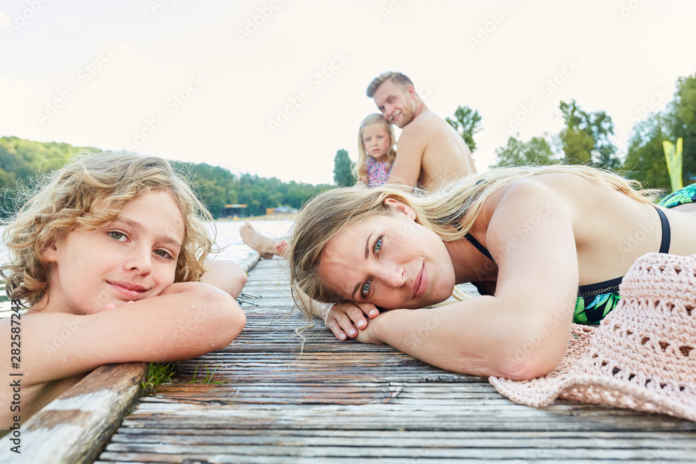 Mutter und Sohn ruhen sich aus am Badesee Mutter und Sohn ruhen sich aus am Badesee