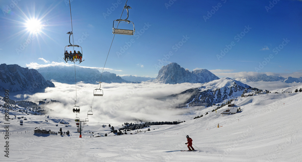 Skiing on Seceda, lift, fog, sun