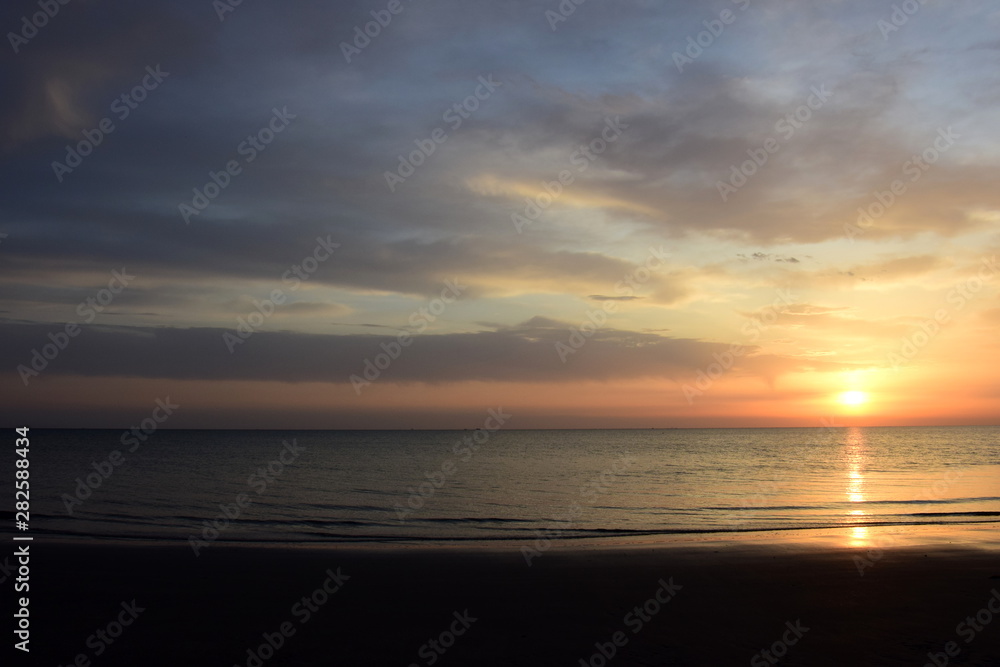 Sonnenaufgang über dem Meer nach einer Gewitternacht