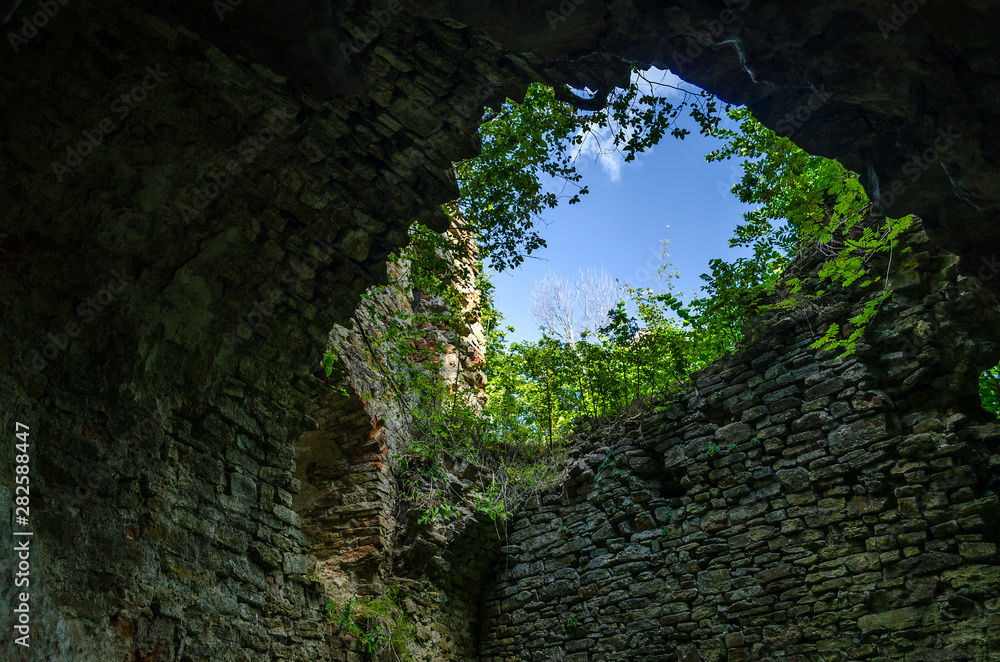 ruiny zamky Herburtów Ukraina 
