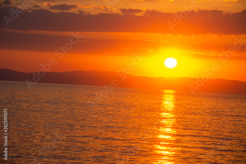 Fototapeta Naklejka Na Ścianę i Meble -  A beautiful sunset at sea