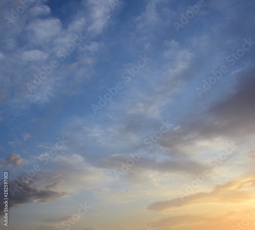 Wolkenstimmung über dem Meer bei Sonnenaufgang