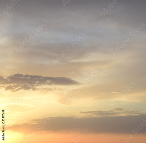 Hintergrund - Himmel mit Wolken bei Sonnenaufgang © Zeitgugga6897