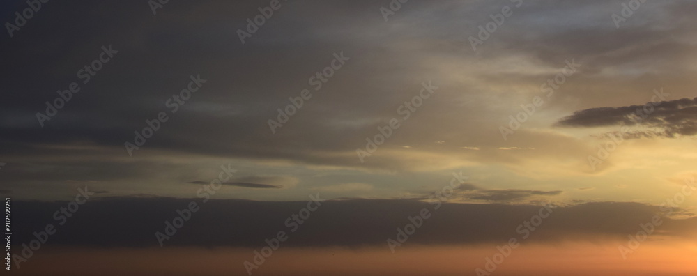 Wolkenstimmung über dem Meer bei Sonnenaufgang