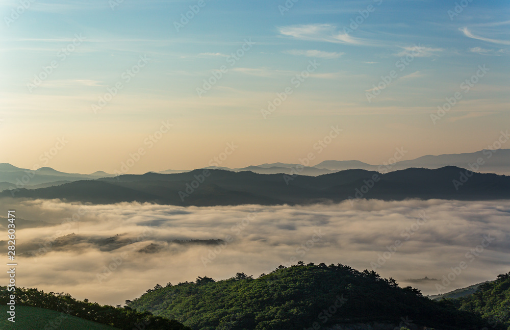 Obraz premium A landscape view of beautiful sunrise and sea of clouds at Anbandeogi of Gangneung, South Korea.
