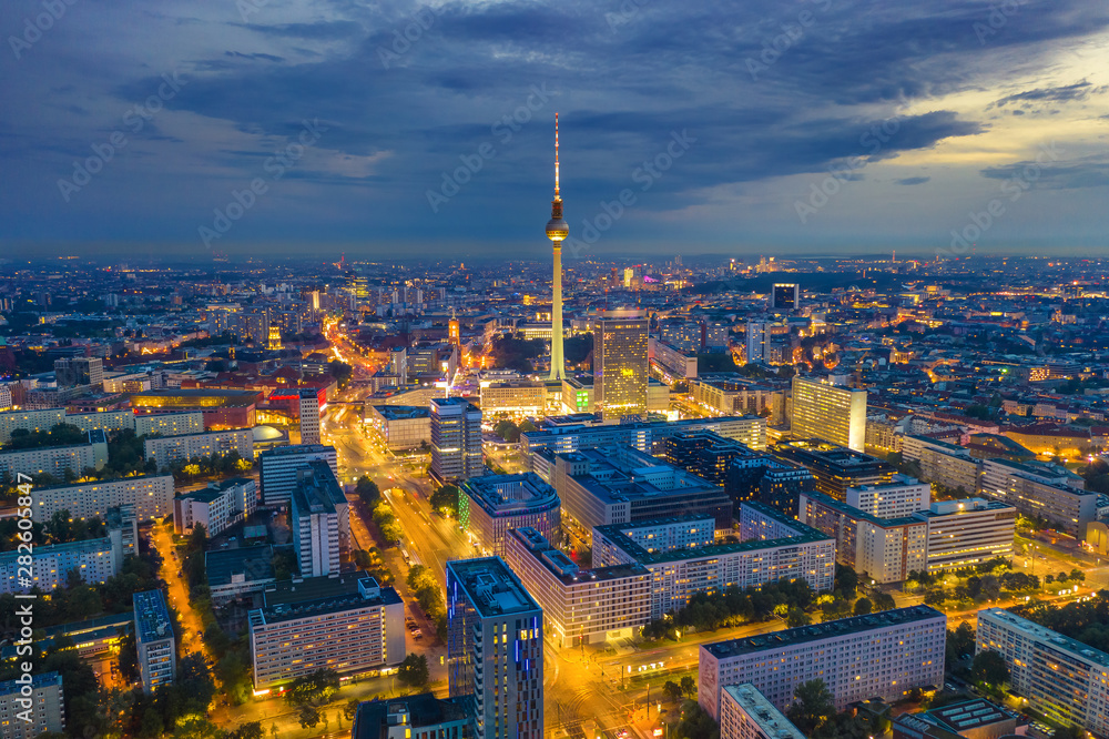 Obraz na płótnie Berlin Skyline mit Fernsehturm bei Nacht w salonie