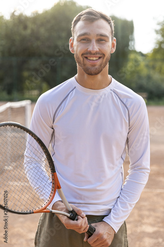 Front view smiling man on tennis court © Freepik