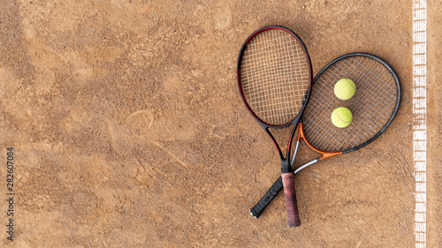 Top view rackets with tennis balls on ground © Freepik
