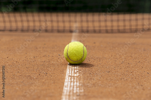 Front view tennis ball on court ground © Freepik
