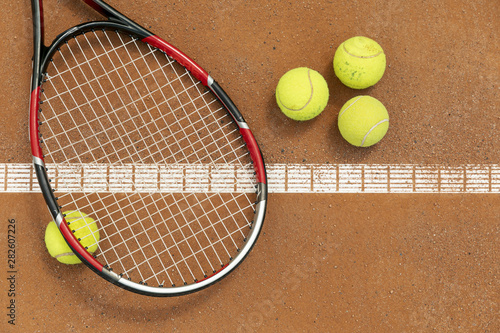 Top view racket and tennis balls on court ground © Freepik