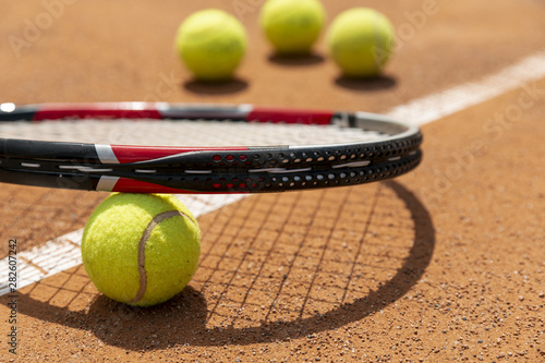 Close-up tennis racket over ball © Freepik