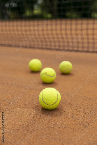 Close-up tennis balls on court ground © Freepik