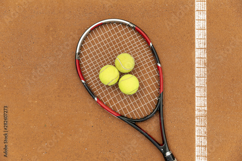 Top view racket and tennis balls on court ground © Freepik