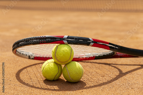 Close-up raket over tennis balls © Freepik
