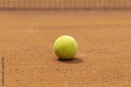Close-up tennis ball on court ground © Freepik