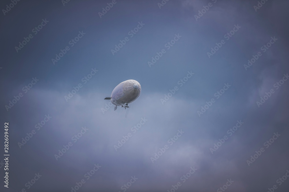 Zeppelin im Anflug Zeppelin im Anflug