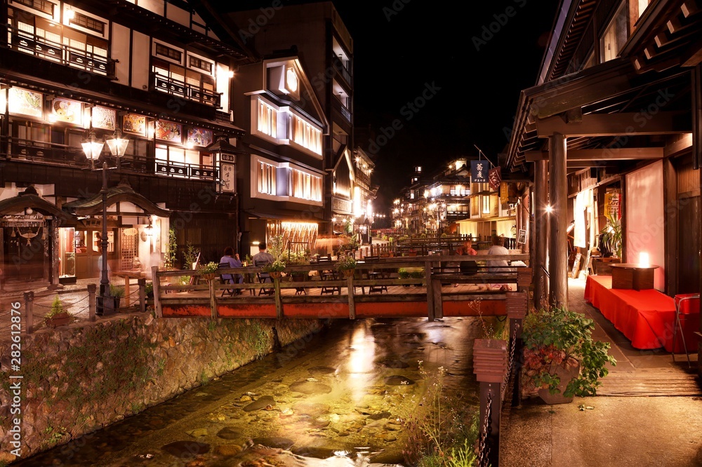 夏の夜の銀山温泉街