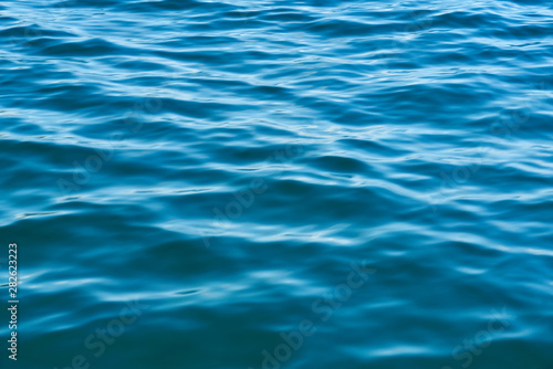 Blaue Wasser Oberfläche vom Meer oder Ozean