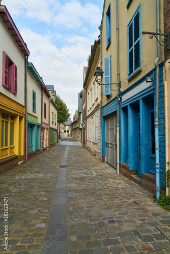 Schmale leere Gasse in der Altstadt von Amiens © Robert Kneschke