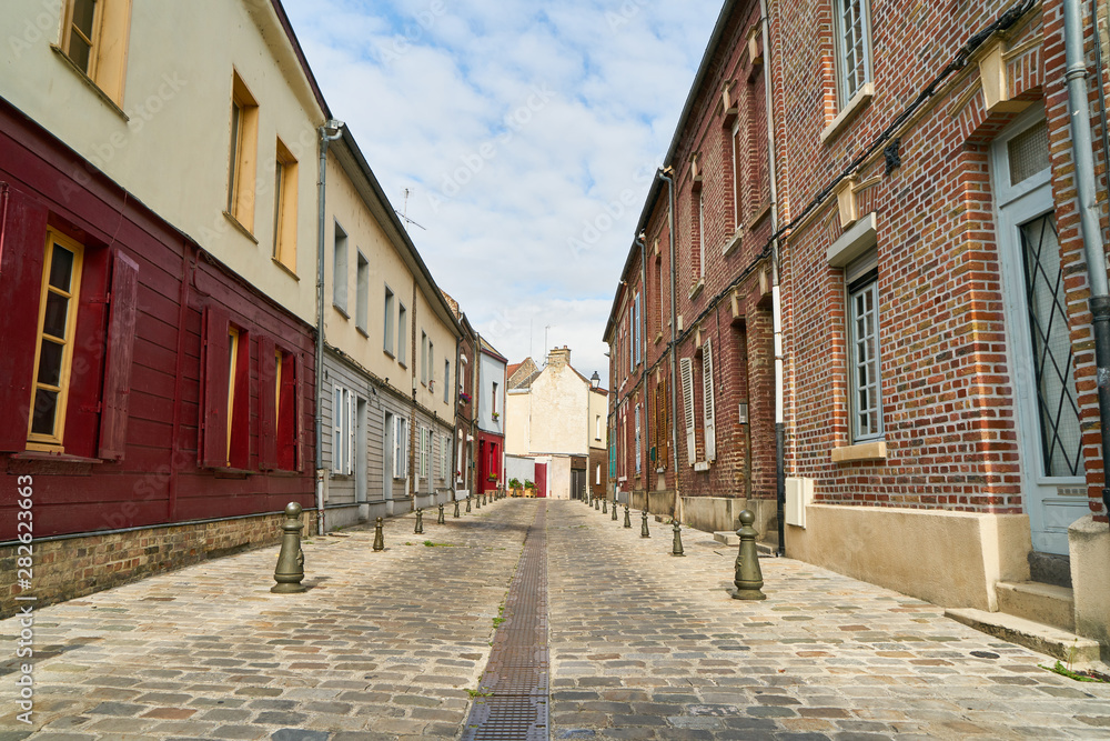 Obraz premium Altstadt Architektur in Amiens mit Gasse und Pollern