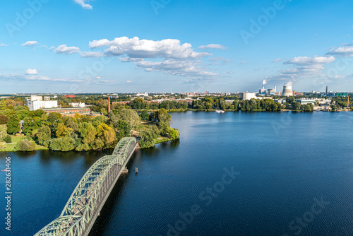 Skyline von Berlin mit Blick auf den Stadtteil Spandau und den Fernsehturm sowie die Zitadelle, den Teufelsberg, das Olympiastadion und eine Brücke auf eine Insel (Eiswerder)